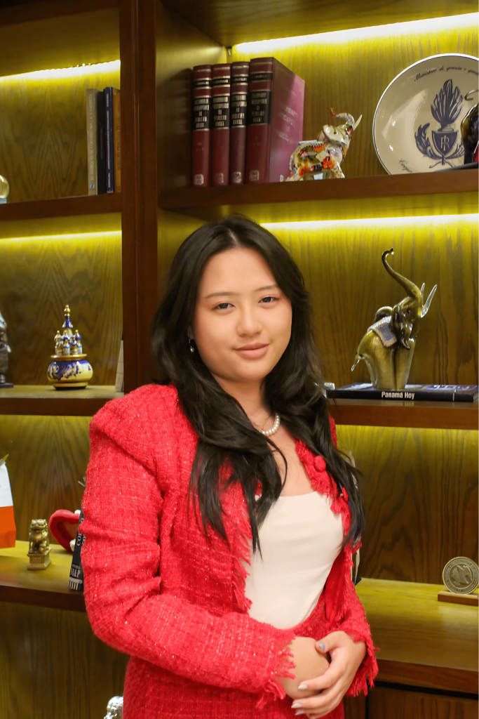 Osily Xu He, asistente legal